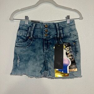 NWT Benava Jean Shorts Juniors 0 Blue Whiskers Mid Rise Dark Wash 4-Button (362)